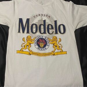 Modelo White Graphic T-Shirt